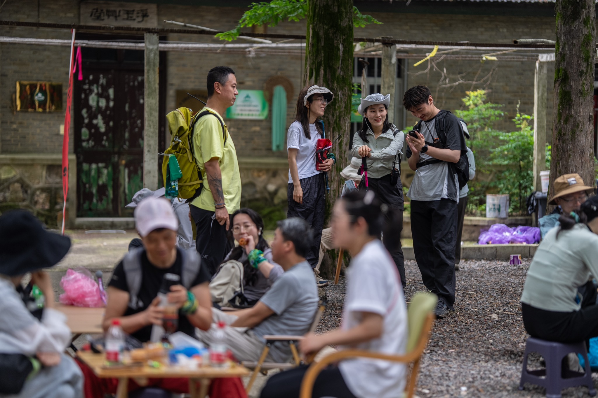 野一点伙伴在徒步途中相聚休息